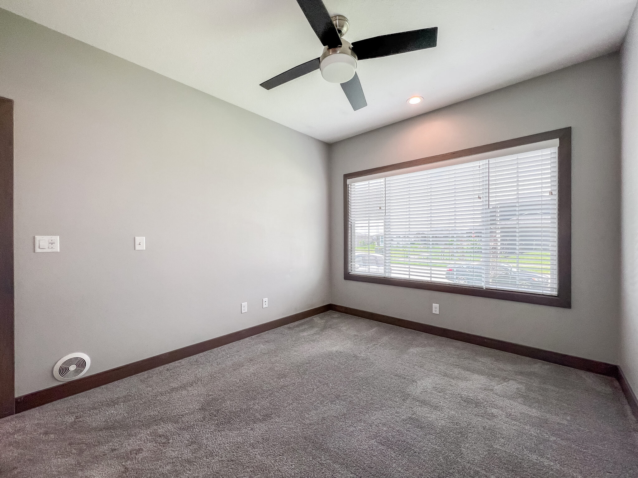 1909 NE Little Beaver Dr — interior