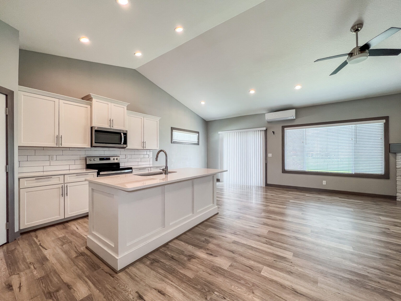 1909 NE Little Beaver Dr — interior