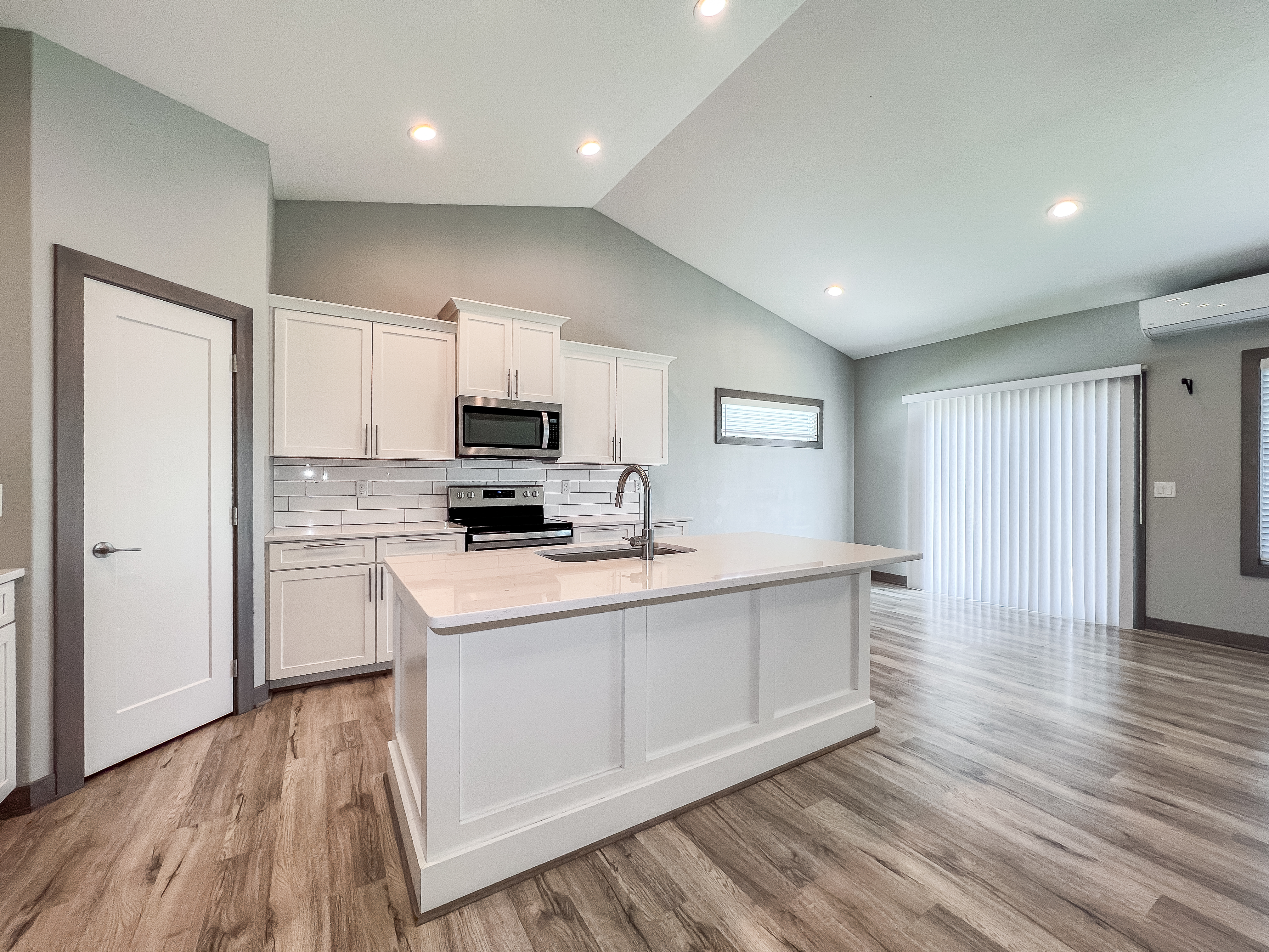 1909 NE Little Beaver Dr — interior