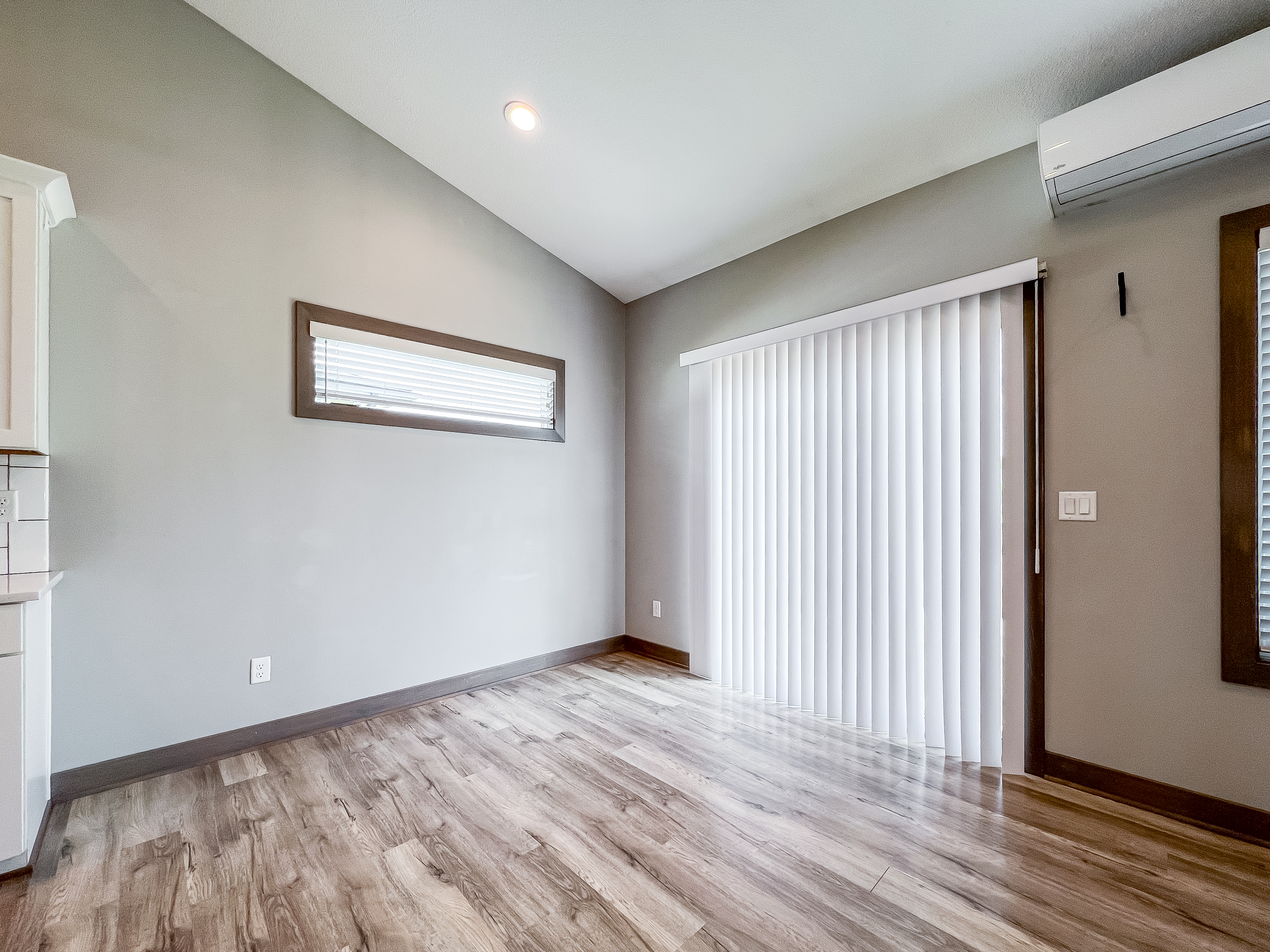 1909 NE Little Beaver Dr — interior