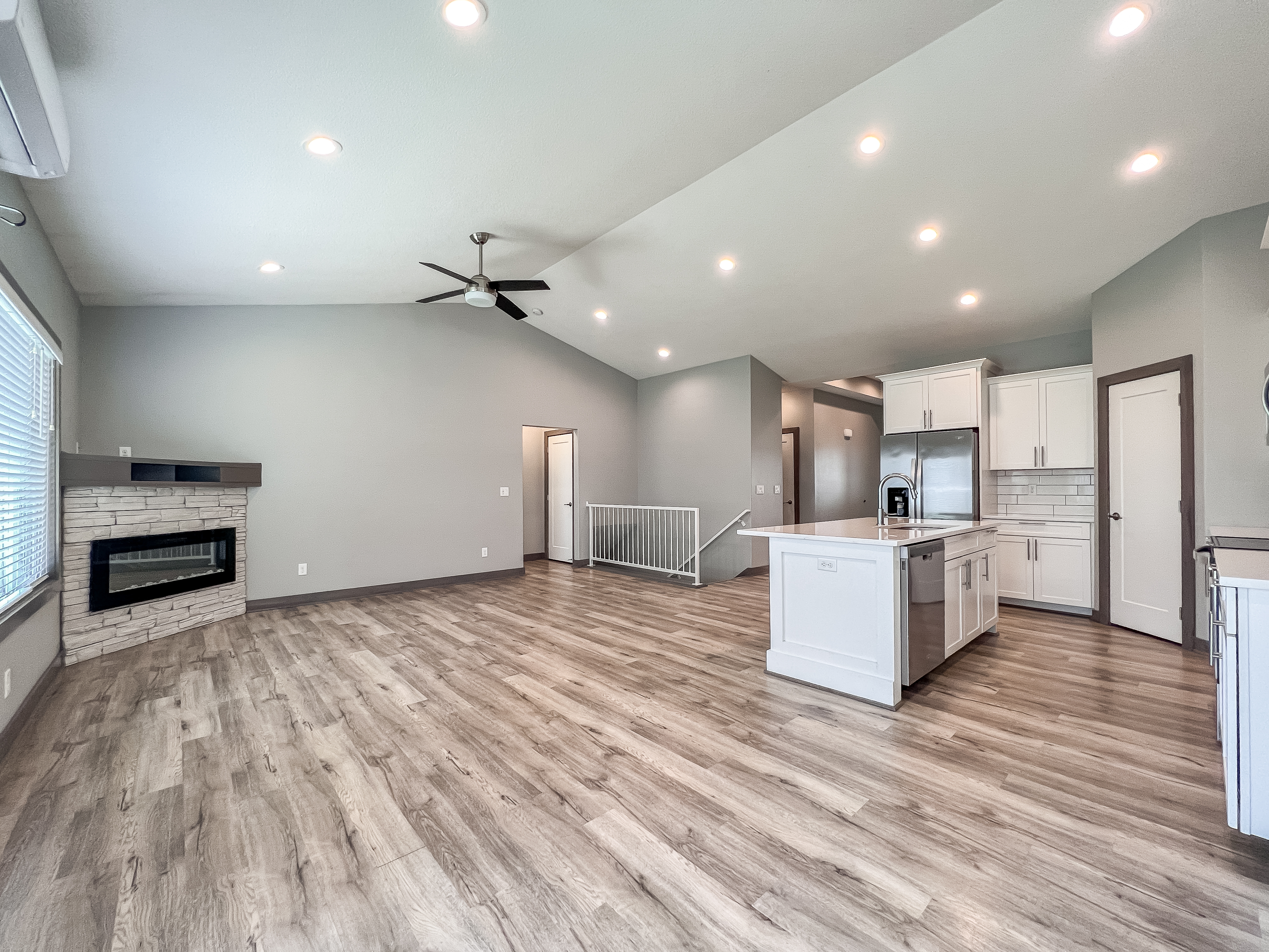 1909 NE Little Beaver Dr — interior