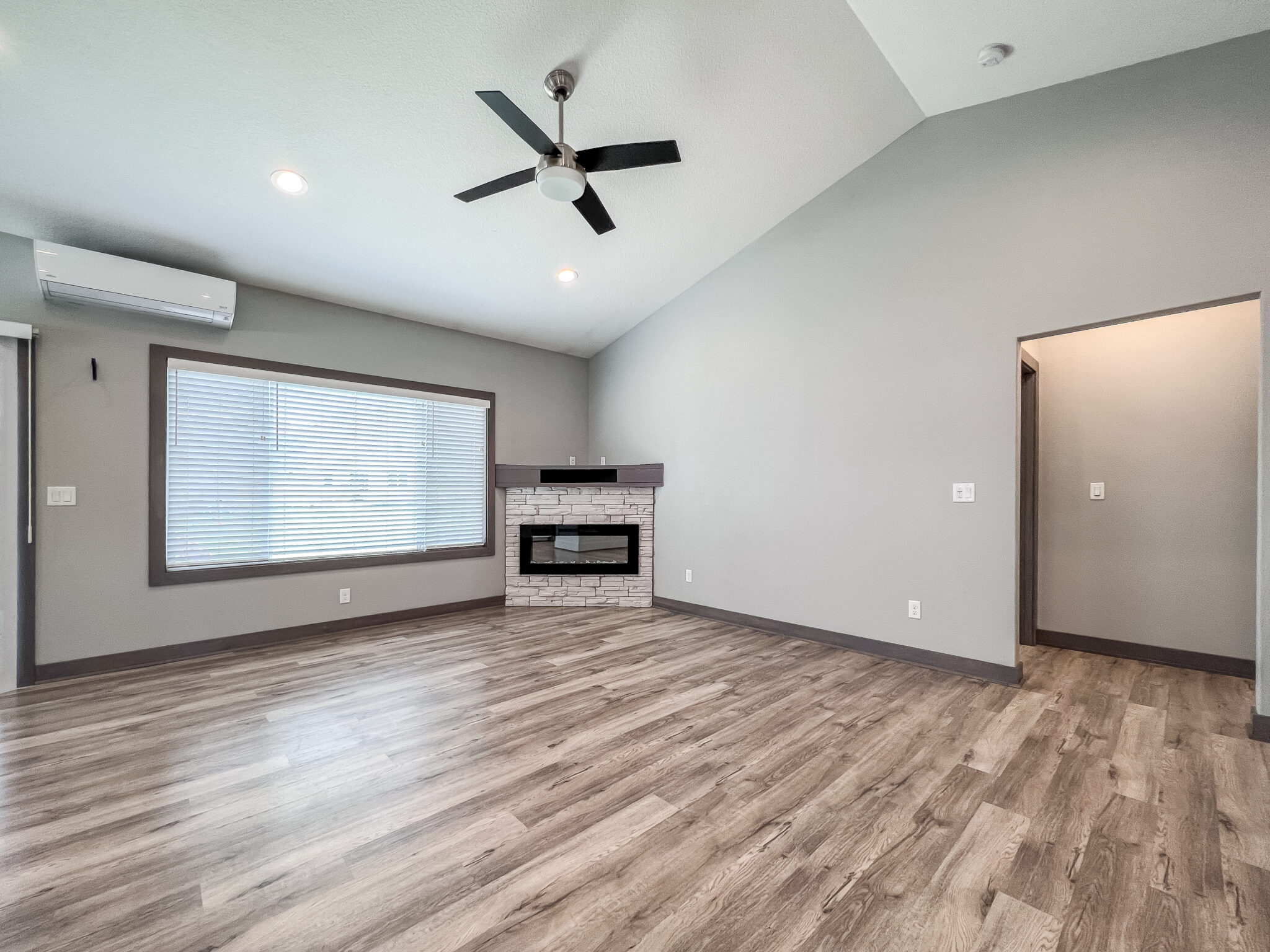 1909 NE Little Beaver Dr — interior
