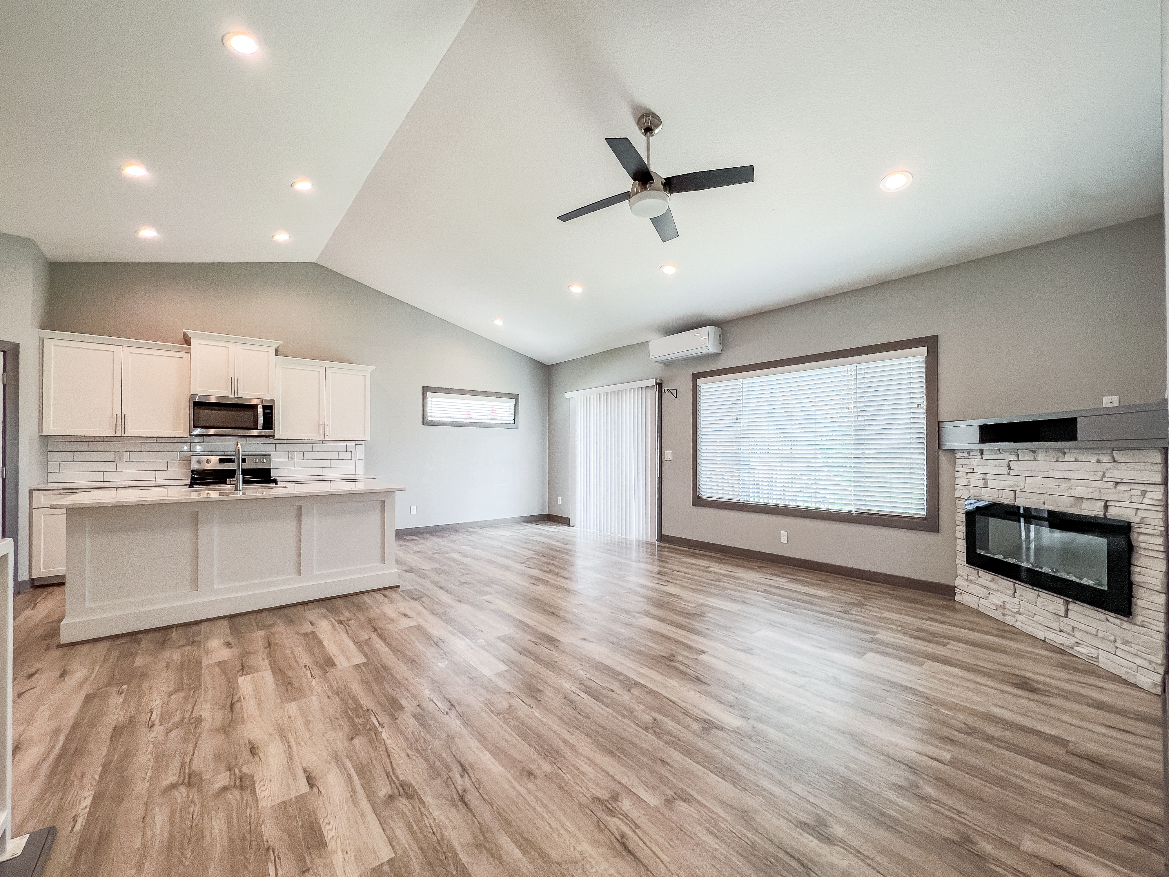 1909 NE Little Beaver Dr — interior