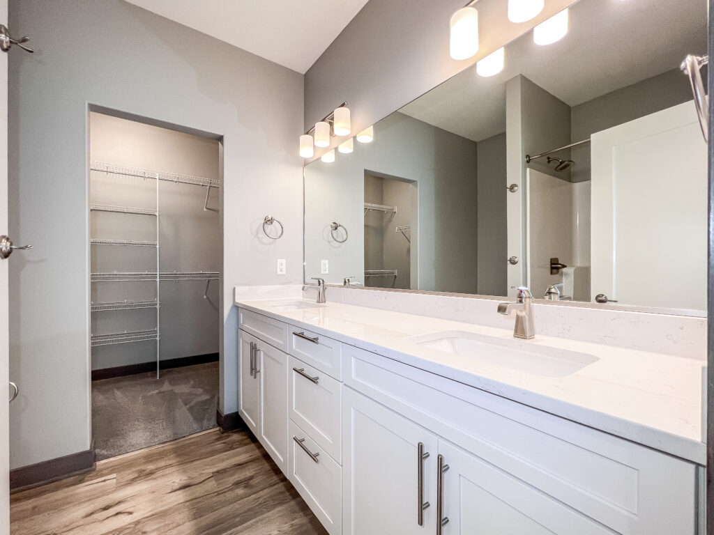 1909 NE Little Beaver Dr — interior